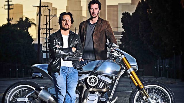 Der bekannte Customizer Gard Hollinger (li.) und Hollywood-Star Keanu Reeves präsentieren ihr gemeinsam gebautes Bike.