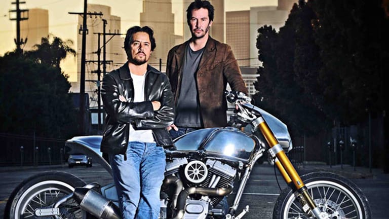Der bekannte Customizer Gard Hollinger (li.) und Hollywood-Star Keanu Reeves präsentieren ihr gemeinsam gebautes Bike.