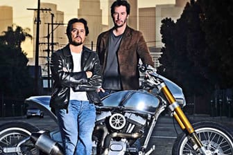 Der bekannte Customizer Gard Hollinger (li.) und Hollywood-Star Keanu Reeves präsentieren ihr gemeinsam gebautes Bike.