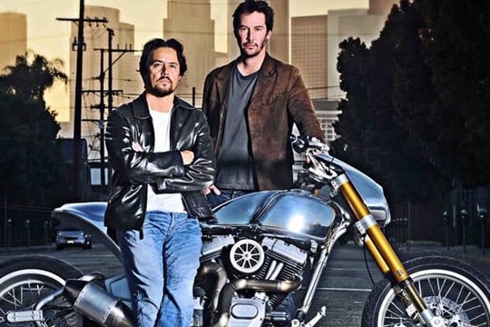 Der bekannte Customizer Gard Hollinger (li.) und Hollywood-Star Keanu Reeves präsentieren ihr gemeinsam gebautes Bike.