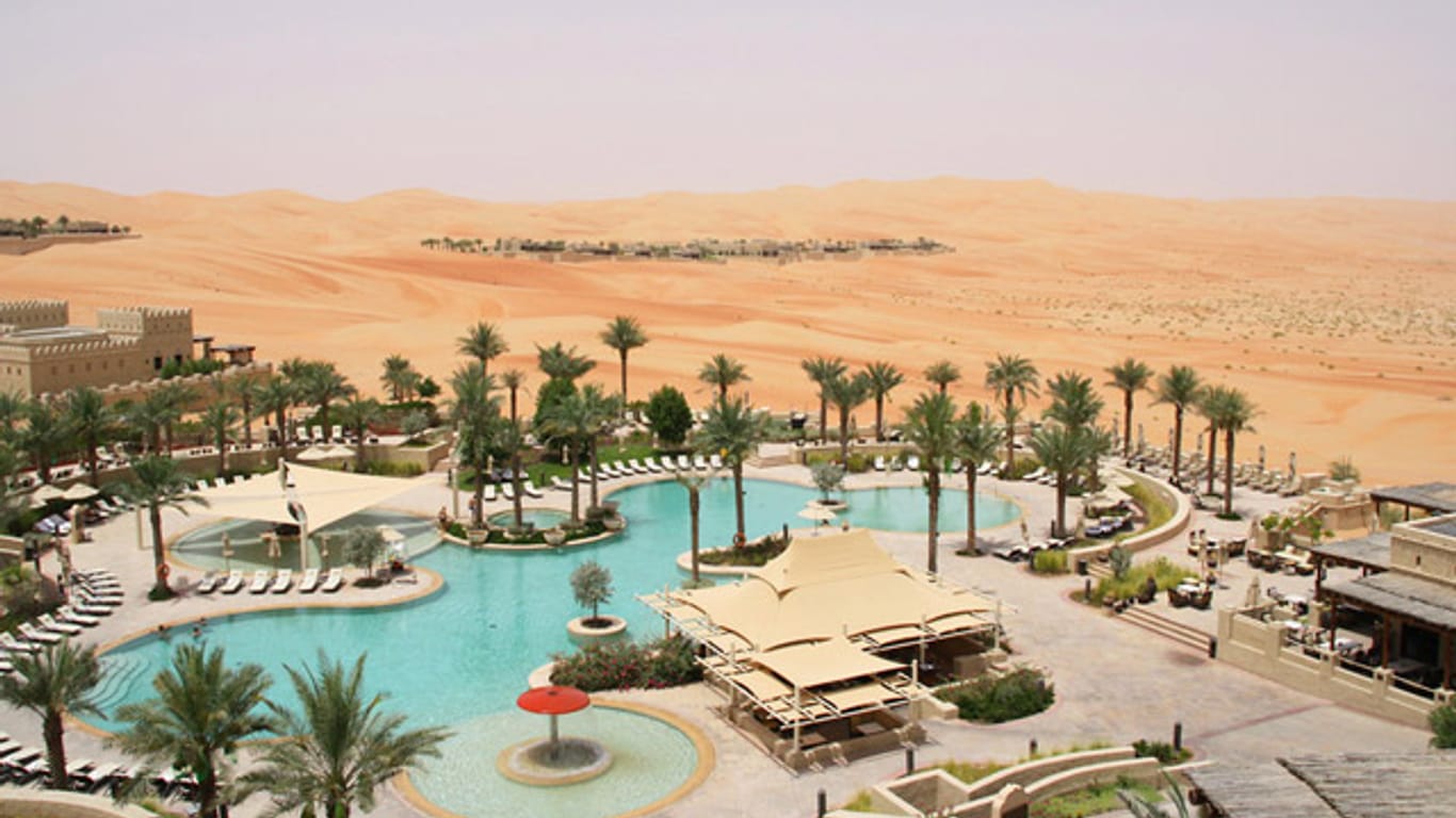 Wie eine Oase mitten in der Wüste: Das "Hotel Qasr Al Sarab Desert Resort by Anantara" in Abu Dhabi.