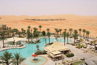 Wie eine Oase mitten in der Wüste: Das "Hotel Qasr Al Sarab Desert Resort by Anantara" in Abu Dhabi.
