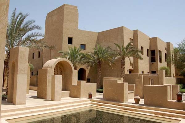 Umringt von Sanddünen der Wüste Dubais, verbindet das "Bab Al Shams" orientalischen Beduinenzauber mit luxuriösem Entspannungsurlaub.