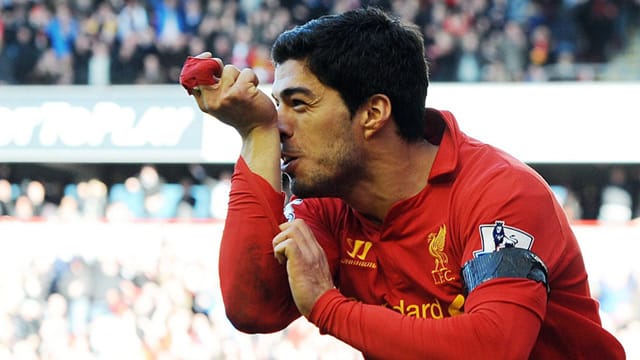Luis Suarez feiert seinen Ausgleich in der Nachspielzeit.