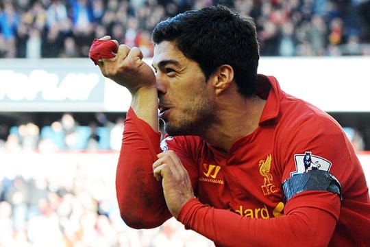 Luis Suarez feiert seinen Ausgleich in der Nachspielzeit.