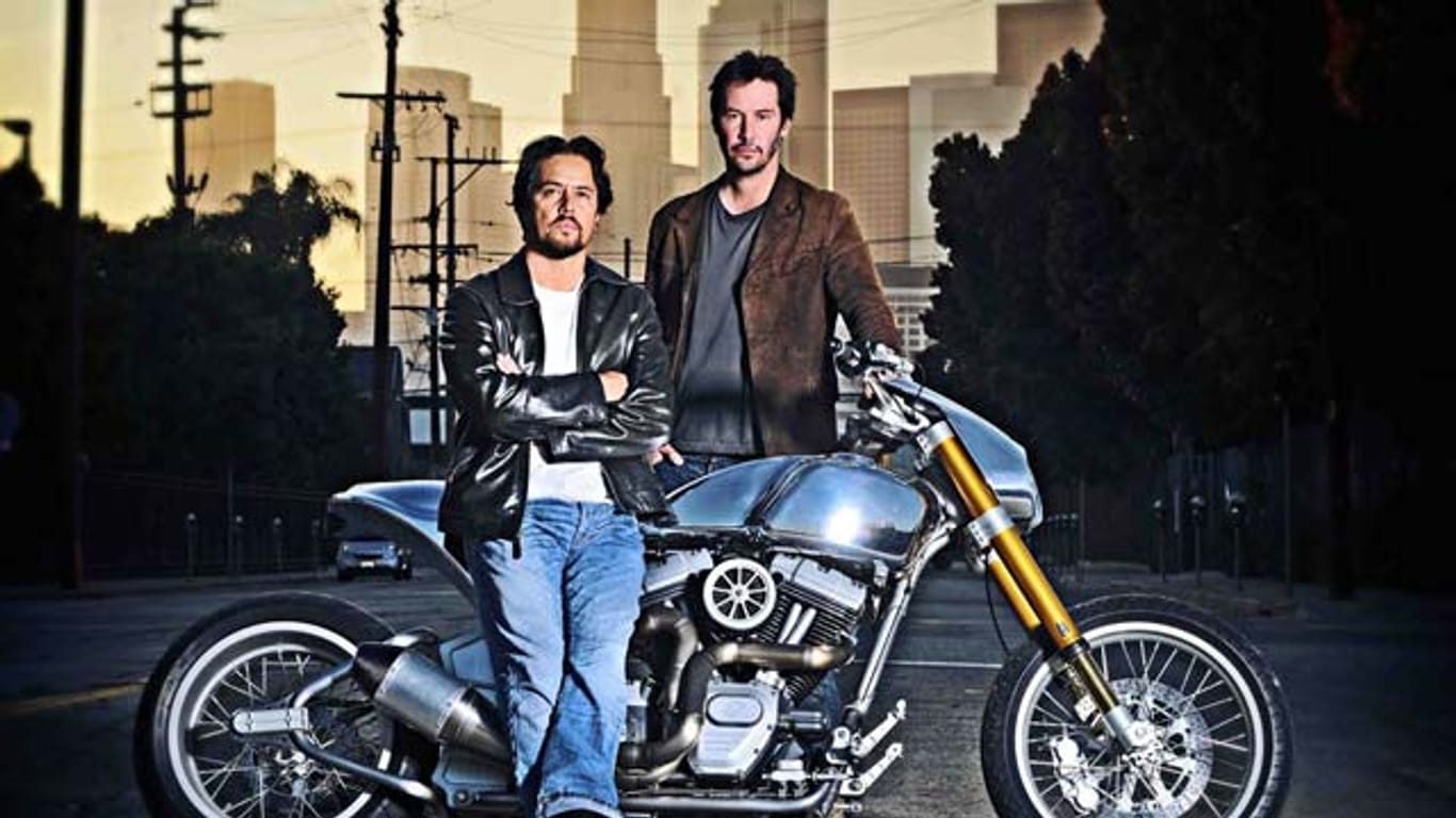 Der bekannte Customizer Gard Hollinger und Keanu Reeves zeigen ihr gemeinsam gebautes Bike.