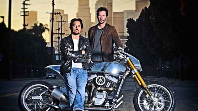 Der bekannte Customizer Gard Hollinger und Keanu Reeves zeigen ihr gemeinsam gebautes Bike.