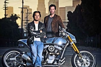 Der bekannte Customizer Gard Hollinger und Keanu Reeves zeigen ihr gemeinsam gebautes Bike.