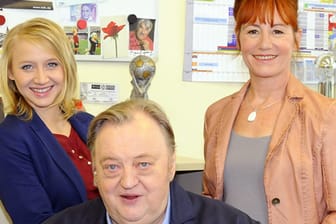 Die Schauspieler Anna Maria Mühe (l.) Dieter Pfaff und Ulrike Krumbiegel, aufgenommen am Set des WDR-Fernsehfilms "Bloch - Die Lavendelkönigin" in Köln.