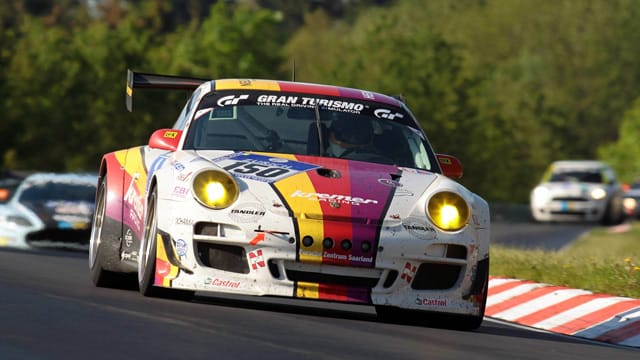 Ein getunter Porsche 911 bim 24-Stunden-Rennen 2012 auf der Nürburgring-Nordschleife.