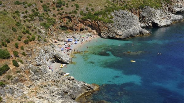 Der Strand der Cala Craperia wird häufig mit ein Boot angefahren.