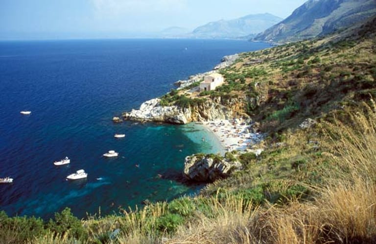 Schroffe Felsküsten und idyllische Badebuchten - auch das ist Sizilien.