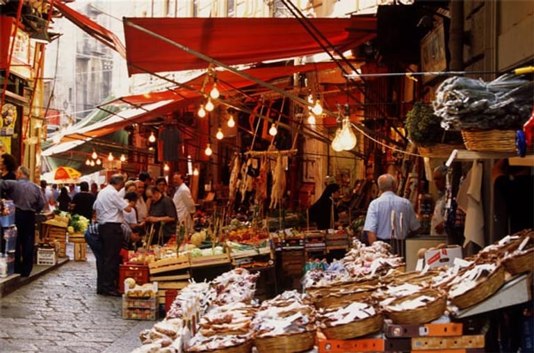 Auf dem Wochenmarkt von Palermo herrscht buntes Treiben.