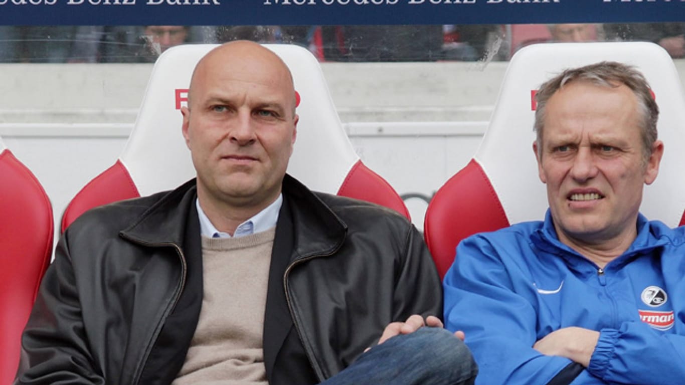 Dirk Dufner (li.) verlässt den SC Freiburg und nimmt zukünftig nicht mehr an der Seite von Trainer Christian Streich Platz.
