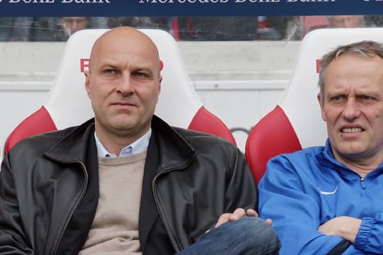 Dirk Dufner (li.) verlässt den SC Freiburg und nimmt zukünftig nicht mehr an der Seite von Trainer Christian Streich Platz.