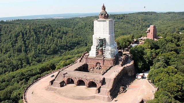 Barbarossa-Denkmal am Kyffhäuserweg.