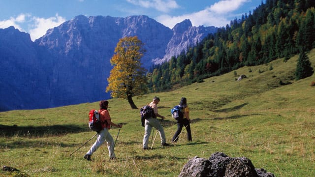 Wanderer am Ahornboden im Karwendel.