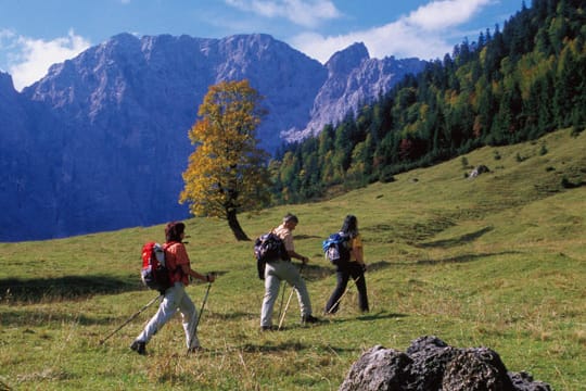 Wanderer am Ahornboden im Karwendel.