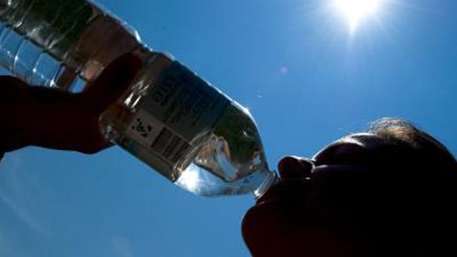 Ein halber Liter Wasser vor den Mahlzeiten kann helfen, das Gewicht zu reduzieren