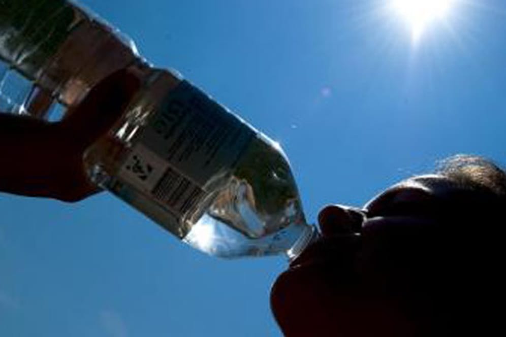 Ein halber Liter Wasser vor den Mahlzeiten kann helfen, das Gewicht zu reduzieren