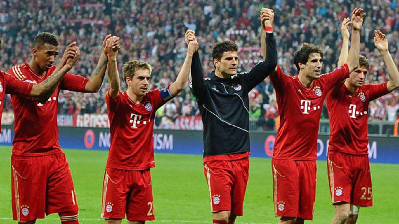 Die Welle: Die Spieler des FC Bayern feiern mit den Fans, die Presse feiert den FC Bayern.