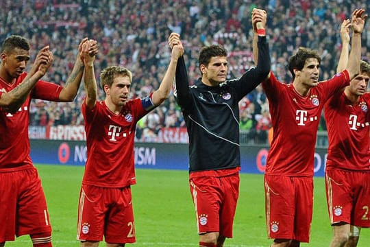 Die Welle: Die Spieler des FC Bayern feiern mit den Fans, die Presse feiert den FC Bayern.