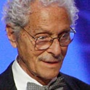 In der TV-Serie "Mash" spielte er den Armeepsychiater Sidney Freedman. Im April 2013 verstarb der Schauspieler Allan Arbus im Alter von 95 Jahren in Los Angeles.