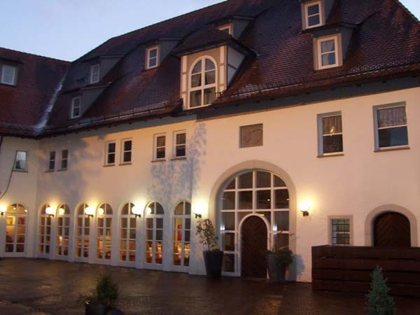 Inmitten der Altstadt Markdorfs liegt das mehrfach ausgezeichnete "Mindness Hotel Bischofschloss" mit romantischem Schlosshof und viel Charme. Stilvoll eingerichtete Zimmer, Sauna, und erstklassiges Essen sorgen für Wohlfühlatmosphäre pur.