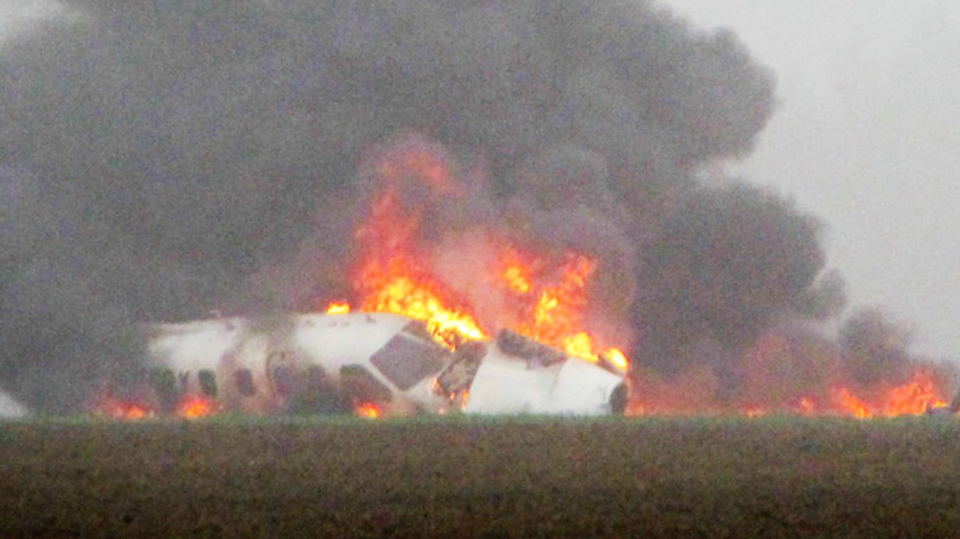 Das brennende Flugzeugwrack kurz nach dem Absturz
