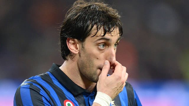 Diego Milito und zwei weiteren Inter-Stars wird das Gehalt gekürzt. Diego Milito und zwei weiteren Inter-Stars wird das Gehalt gekürzt.