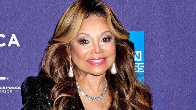 La Toya Jackson will ihren toten Bruder Michael im Haus steppen hören.
