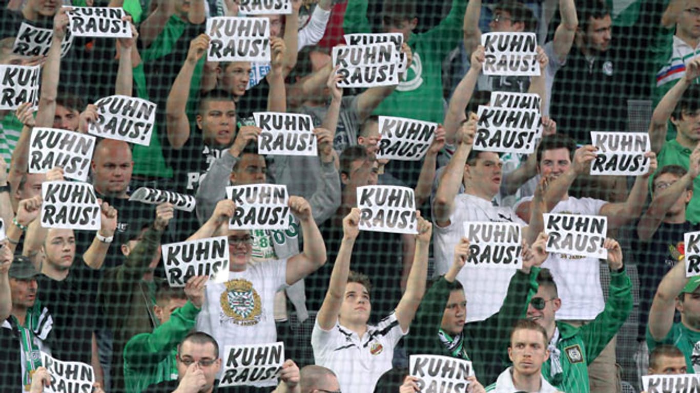 Klare Botschaft der Rapid-Fans an die Vereinsführung: Manager Kuhn soll gehen.