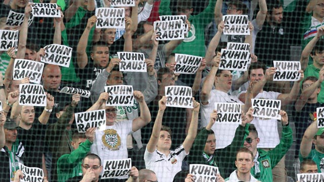 Klare Botschaft der Rapid-Fans an die Vereinsführung: Manager Kuhn soll gehen.