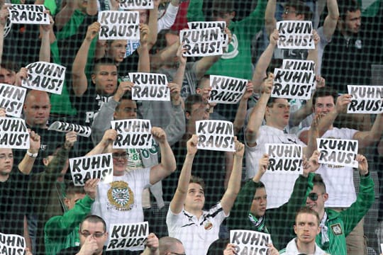 Klare Botschaft der Rapid-Fans an die Vereinsführung: Manager Kuhn soll gehen.