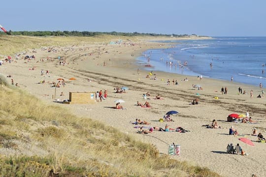 Touristen am Strand der Insel Ré. Baden kann man hier von etwa Mitte Mai bis Ende September.