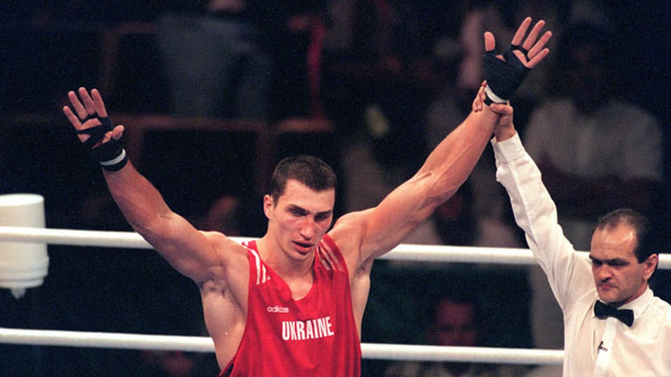 Erschöpft aber glücklich: Wladimir Klitschko nach dem Finalkampf bei Olympia 1996.