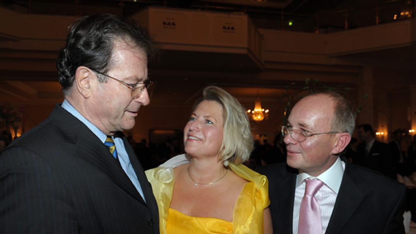 Lutz Pieper (rechts) und seine Frau treffen auf einer Veranstaltung in Halle den ehemaligen Außenminister Klaus Kinkel