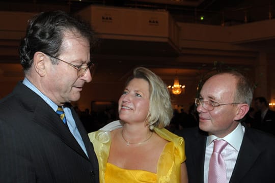 Lutz Pieper (rechts) und seine Frau treffen auf einer Veranstaltung in Halle den ehemaligen Außenminister Klaus Kinkel