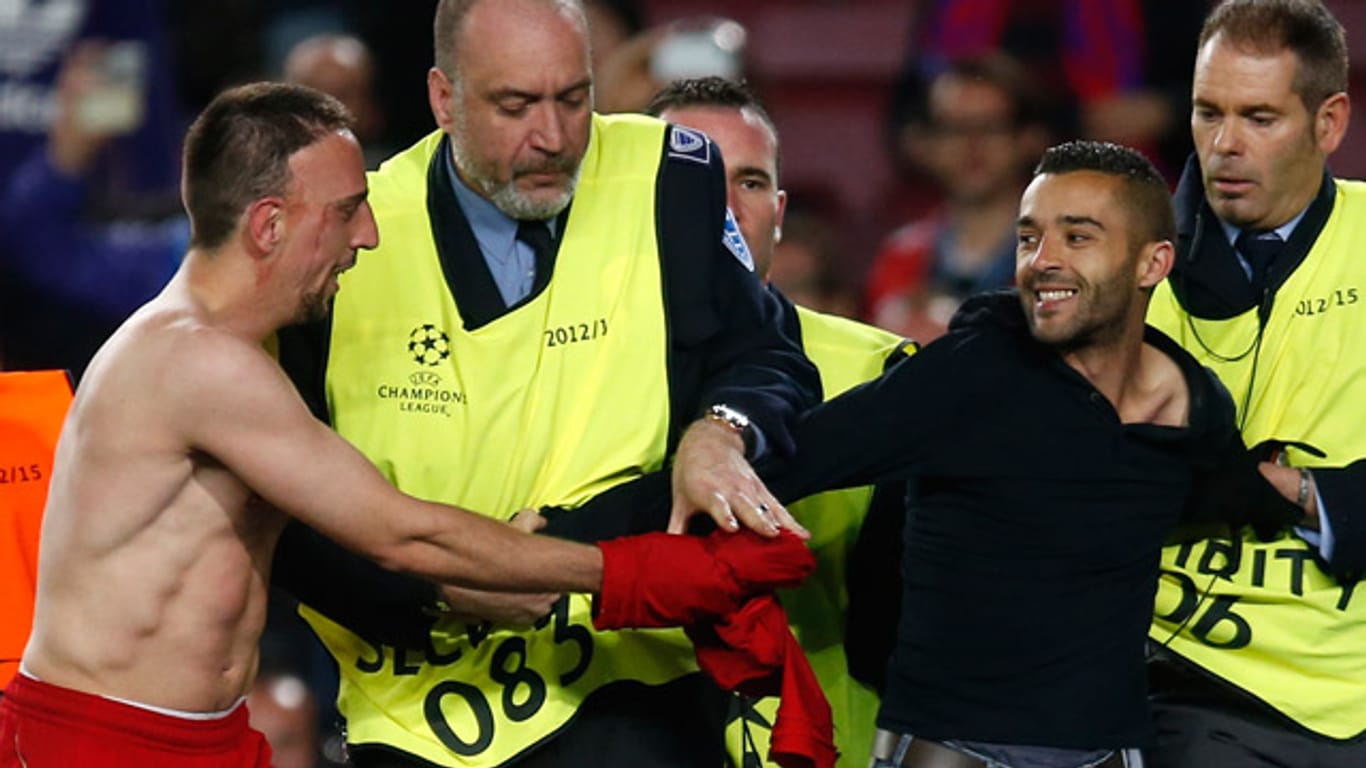Ribéry schenkt dem Fan sein Jersey und macht ihn damit offensichtlich glücklich.