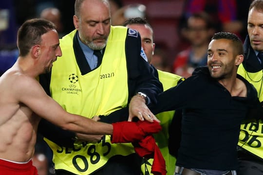 Ribéry schenkt dem Fan sein Jersey und macht ihn damit offensichtlich glücklich.