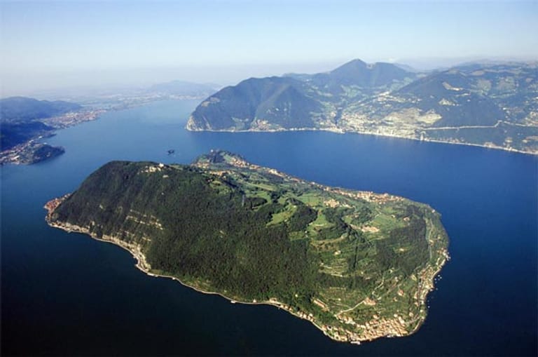 Vor dem pittoresken Ort Sulzano liegt die sehenswerte Insel Montisola. Sie ist die größte Binneninsel Europas, gebildet von dem Gipfel eines 600 Meter hohen Unterwasserbergs.