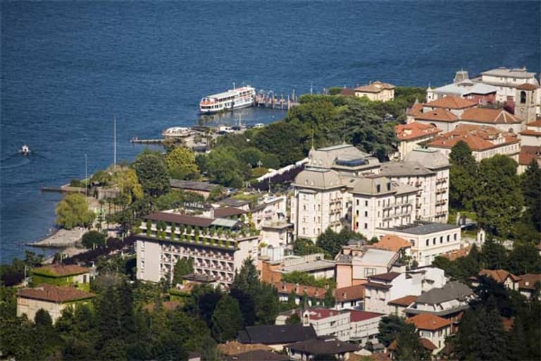 Stresa an den Hängen des Mottarone ist das elegante touristische Zentrum des Lago Maggiore.