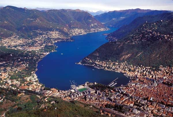 Der Comer See streckt sich in die Berge der Lombardei, die Ufer malerisch umrahmt von mächtigen Bergen