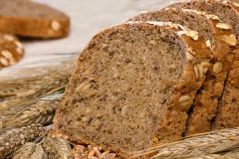 Körner auf der Kruste, dunkler Teig: Viele Bäcker helfen nach, um dem Brot ein gesundes Aussehen zu verleihen.