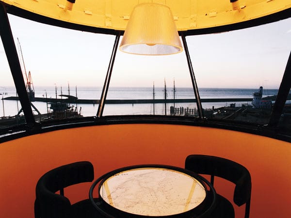 Der Leuchtturm bietet einen fantastischen Ausblick. Im Harlinger Hafen kann man außerdem in einem Rettungsboot oder einem Hafenkran übernachten. (