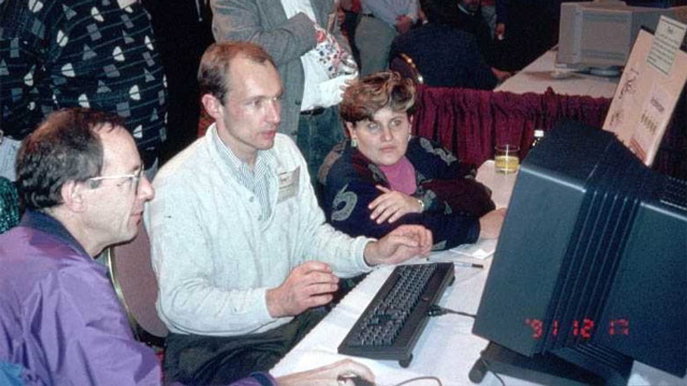 Tim Berners-Lee führt die erste WWW-Seite vor.
