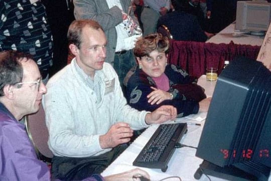 Tim Berners-Lee führt die erste WWW-Seite vor.