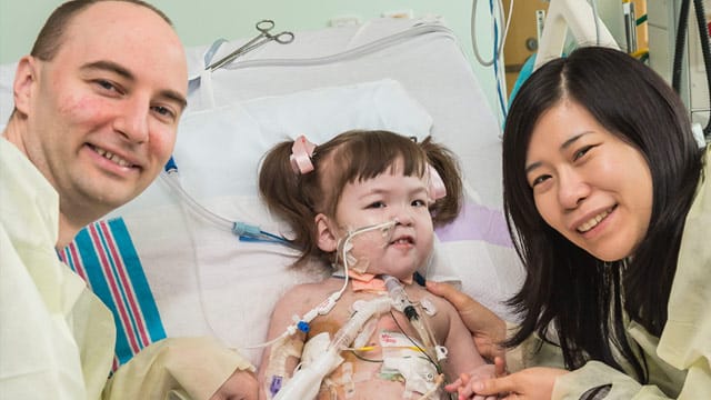 Stammzellen; Medizin: OP-Sensation: Hannah (2) kam ohne Luftröhre zur Welt - jetzt haben Ärzte ein künstlich gezüchtetes Organ eingepflanzt - mit Erfolg. Stammzellen; Medizin: OP-Sensation: Hannah (2) kam ohne Luftröhre zur Welt - jetzt haben Ärzte ein künstlich gezüchtetes Organ eingepflanzt - mit Erfolg.