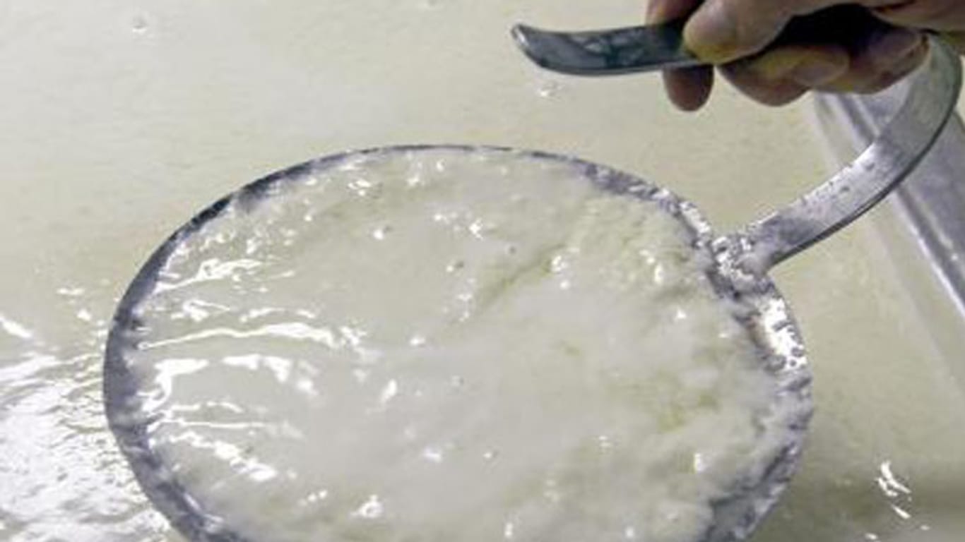 Nützliches Nebenprodukt: Molke entsteht bei der Käse- und Quarkherstellung.