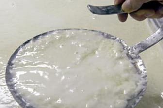 Nützliches Nebenprodukt: Molke entsteht bei der Käse- und Quarkherstellung.